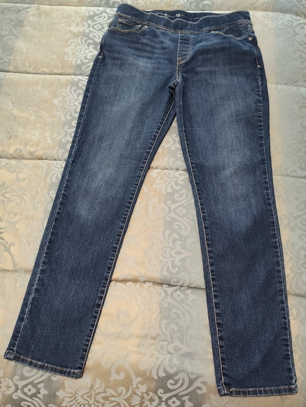 Levi' medium wash pull on blue jeans, EUC, size 12M